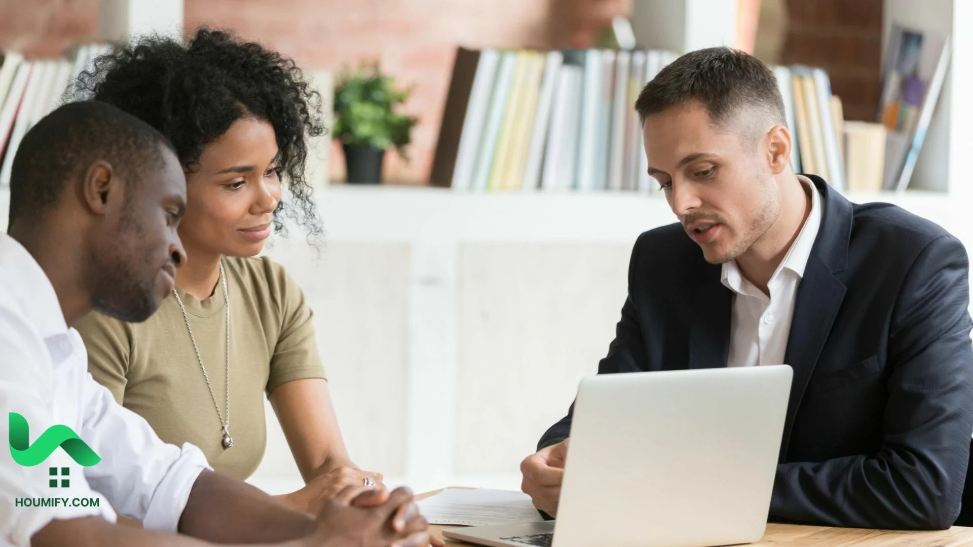 Understanding Real Estate Commission: A Comprehensive Guide - Houmify.com
