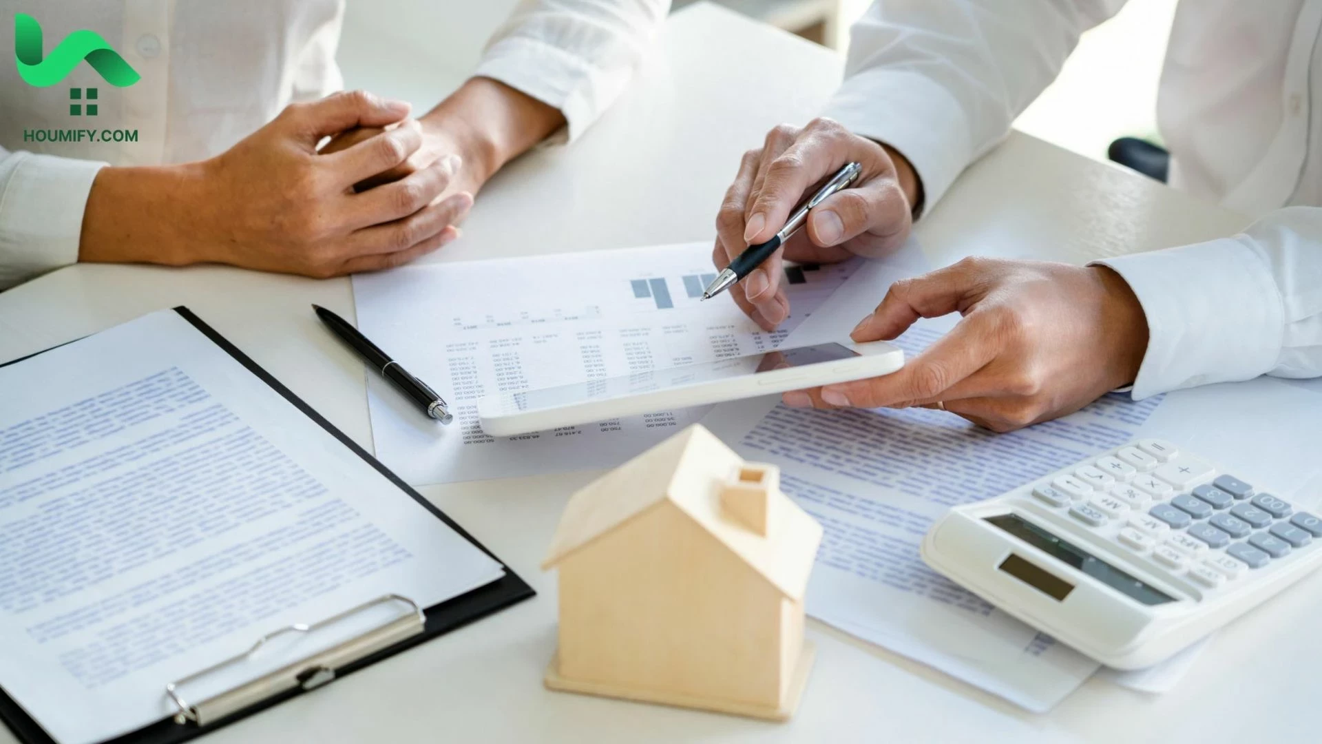 Understanding Real Estate Commission: A Comprehensive Guide - Houmify.com